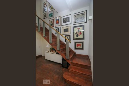 Casa para alugar com 200m², 3 quartos e 1 vaga Casa para alugar com 200m², 3 quartos e 1 vagaEscada