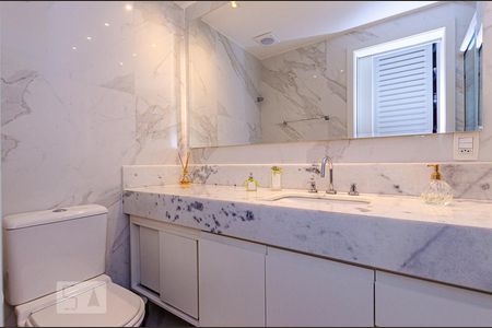 Banheiro  de apartamento à venda com 1 quarto, 50m² em Icaraí, Niterói