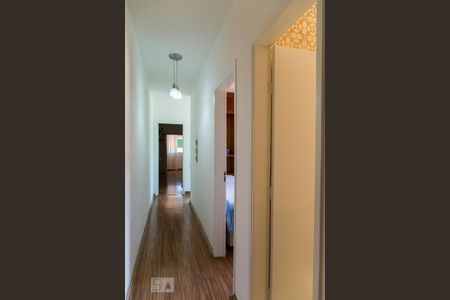 Casa à venda com 300m², 4 quartos e 2 vagasEscada / Corredor