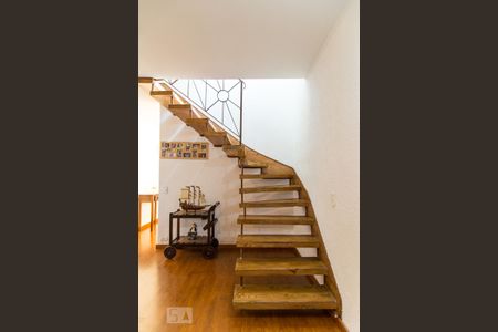 Casa à venda com 300m², 4 quartos e 2 vagasEscada / Corredor