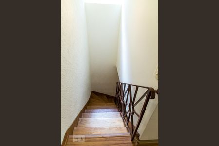 Casa à venda com 300m², 4 quartos e 2 vagasEscada / Corredor