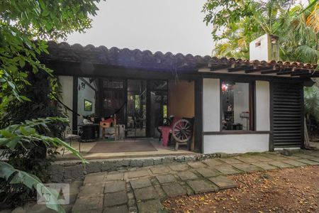 Casa de condomínio à venda com 250m², 4 quartos e 3 vagas Casa de condomínio à venda com 250m², 4 quartos e 3 vagasFachada