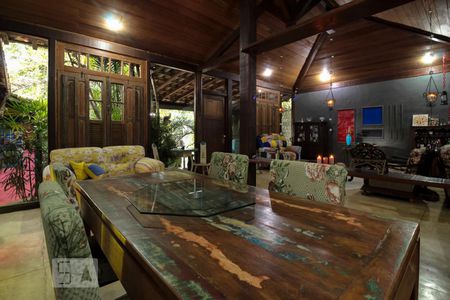 Casa de condomínio à venda com 250m², 4 quartos e 3 vagas Casa de condomínio à venda com 250m², 4 quartos e 3 vagasSala