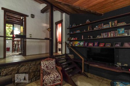 Casa de condomínio à venda com 250m², 4 quartos e 3 vagas Casa de condomínio à venda com 250m², 4 quartos e 3 vagasSala de TV