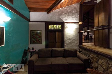 Casa de condomínio à venda com 250m², 4 quartos e 3 vagas Casa de condomínio à venda com 250m², 4 quartos e 3 vagasSala de TV