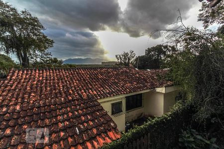 Casa de condomínio à venda com 250m², 4 quartos e 3 vagas Casa de condomínio à venda com 250m², 4 quartos e 3 vagasVista