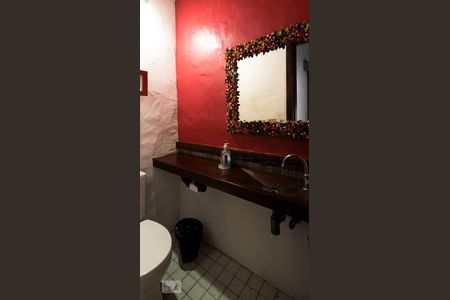 Casa de condomínio à venda com 250m², 4 quartos e 3 vagas Casa de condomínio à venda com 250m², 4 quartos e 3 vagasLavabo