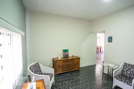 Casa à venda com 340m², 4 quartos e 4 vagas Casa à venda com 340m², 4 quartos e 4 vagasSalão