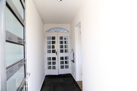 Casa à venda com 210m², 3 quartos e 2 vagasCorredor