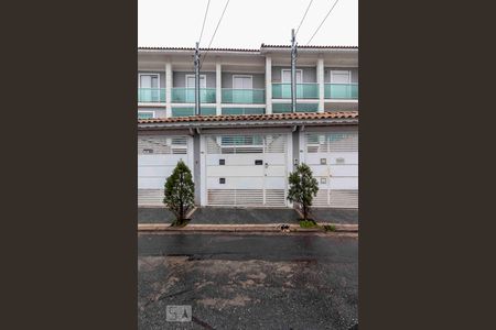 Casa à venda com 180m², 3 quartos e 2 vagas Casa à venda com 180m², 3 quartos e 2 vagasFachada