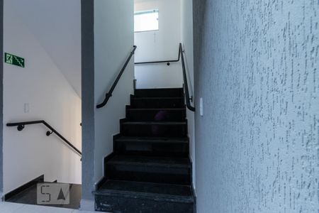 Escada de acesso  de apartamento para alugar com 2 quartos, 49m² em Vila Santa Inês, São Paulo