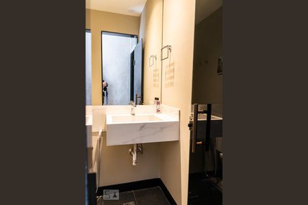 Casa à venda com 500m², 5 quartos e 4 vagas Casa à venda com 500m², 5 quartos e 4 vagasBanheiro 2