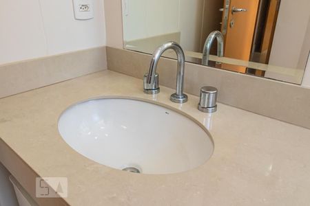 Apartamento para alugar com 72m², 2 quartos e 2 vagasDetalhe do Banheiro da Suíte