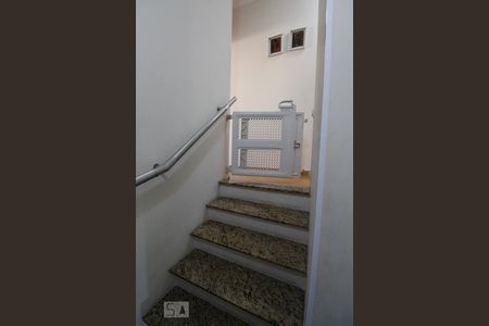 Escada de casa à venda com 3 quartos, 129m² em Vila Endres, Guarulhos