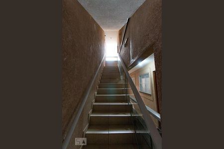 Apartamento à venda com 45m², 2 quartos e sem vaga Apartamento à venda com 45m², 2 quartos e sem vagaEscada