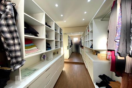 Casa à venda com 180m², 3 quartos e 2 vagasCloset Quarto 3 Suíte