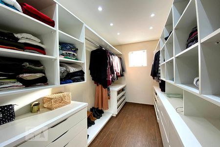 Casa à venda com 180m², 3 quartos e 2 vagasCloset Quarto 3 Suíte