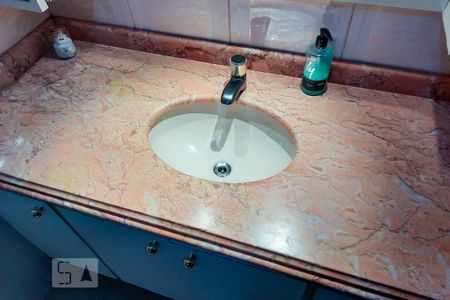 Apartamento à venda com 228m², 4 quartos e 3 vagasBanheiro da Suíte 1