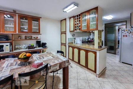 Apartamento à venda com 228m², 4 quartos e 3 vagasCozinha