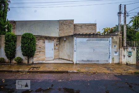 Casa para alugar com 174m², 3 quartos e 3 vagas Casa para alugar com 174m², 3 quartos e 3 vagasFachada