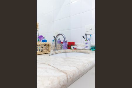 Casa de condomínio à venda com 140m², 3 quartos e 2 vagasBanheiro da Suíte 1 - Pia