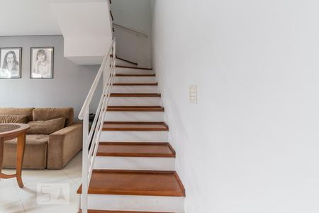 Sala - Escadaria de casa de condomínio para alugar com 3 quartos, 140m² em Vila Sofia, São Paulo