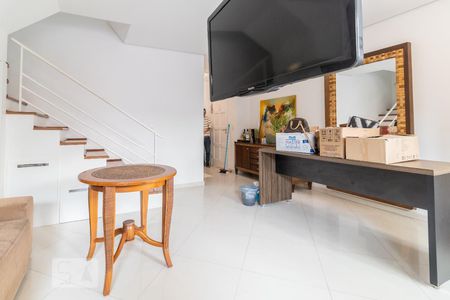 Sala de casa de condomínio para alugar com 3 quartos, 140m² em Vila Sofia, São Paulo