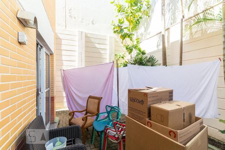 Casa de condomínio à venda com 140m², 3 quartos e 2 vagasQuintal