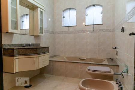 Casa à venda com 600m², 5 quartos e 7 vagasBanheiro suíte 3 e 4