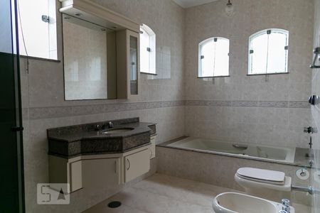 Casa à venda com 600m², 5 quartos e 7 vagasBanheiro suíte 5