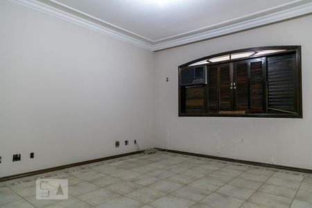 Casa à venda com 600m², 5 quartos e 7 vagasSuíte
