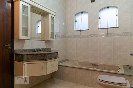 Casa à venda com 600m², 5 quartos e 7 vagasBanheiro suíte 3 e 4