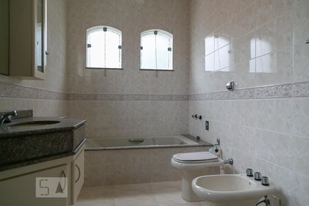 Casa à venda com 600m², 5 quartos e 7 vagasBanheiro suíte 5