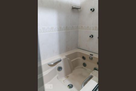 Casa à venda com 600m², 5 quartos e 7 vagasBanheiro suíte 2