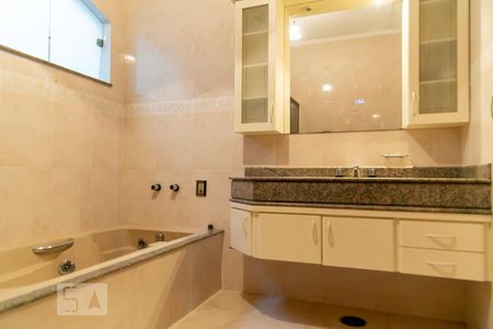 Casa à venda com 600m², 5 quartos e 7 vagasBanheiro suíte 6