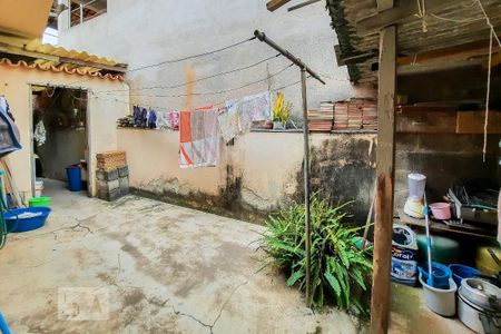 Casa à venda com 175m², 4 quartos e 2 vagas Casa à venda com 175m², 4 quartos e 2 vagasFundos