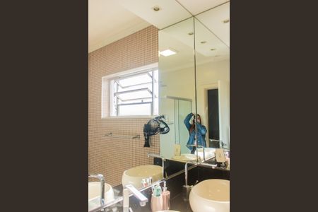 Casa à venda com 230m², 5 quartos e 4 vagasEspelho