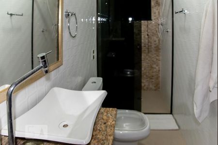 Casa à venda com 180m², 3 quartos e 2 vagas Casa à venda com 180m², 3 quartos e 2 vagasBanheiro