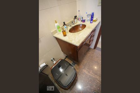 Casa à venda com 220m², 3 quartos e 6 vagas Casa à venda com 220m², 3 quartos e 6 vagasBanheiro Social