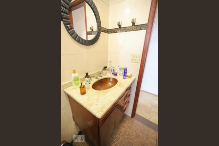 Casa à venda com 220m², 3 quartos e 6 vagas Casa à venda com 220m², 3 quartos e 6 vagasBanheiro Social