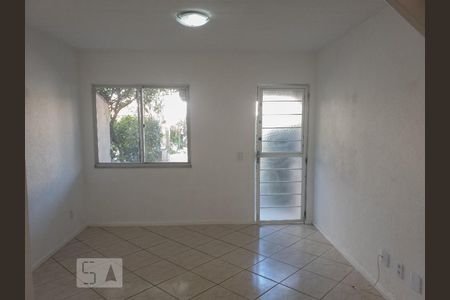 Sala de casa de condomínio para alugar com 2 quartos, 126m² em Vargem Grande, Rio de Janeiro