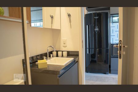 Banheiro de kitnet/studio para alugar com 1 quarto, 32m² em Pinheiros, São Paulo