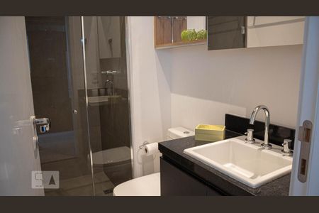 Banheiro de kitnet/studio para alugar com 1 quarto, 32m² em Pinheiros, São Paulo
