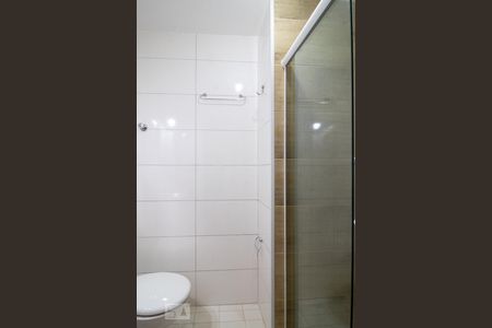 Banheiro de apartamento à venda com 1 quarto, 27m² em Passo D’areia, Porto Alegre