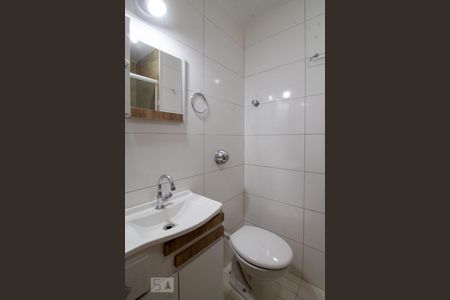 Banheiro de apartamento à venda com 1 quarto, 27m² em Passo D’areia, Porto Alegre
