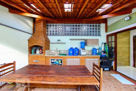 Casa à venda com 220m², 4 quartos e 4 vagasChurrasqueira