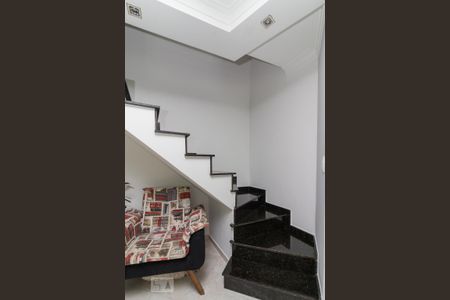 Casa à venda com 100m², 3 quartos e 3 vagasEscada