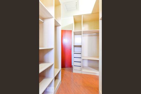 Casa de condomínio à venda com 283m², 3 quartos e 5 vagasSuíte 2