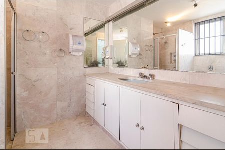 Casa para alugar com 231m², 3 quartos e 4 vagasBanheiro da suíte