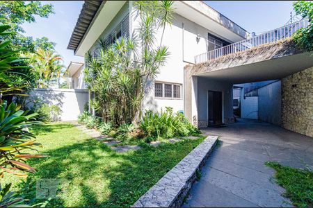 Casa para alugar com 231m², 3 quartos e 4 vagasFachada